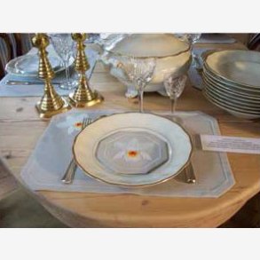 Dkkeserviet med orkid