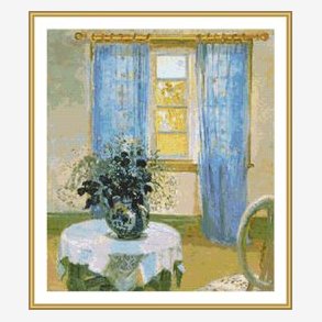 Gul stue med bl gardin