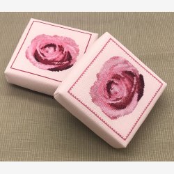 2526 ske med rd rose til lyserd stof